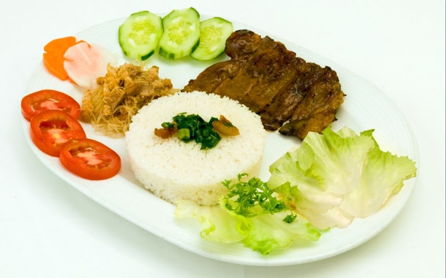 8. Cơm tấm: Từ những hạt gạo vỡ bị bỏ đi, cơm tấm dần trở thành món ăn quen thuộc của người dân Sài Gòn, có mặt tại hầu hết các bữa ăn bất kể khuya muộn hay sớm tinh mơ. Linh hồn của món này chính là nước mắm pha sền sệt ngòn ngọt, không quá mặn. Ảnh: Muivi