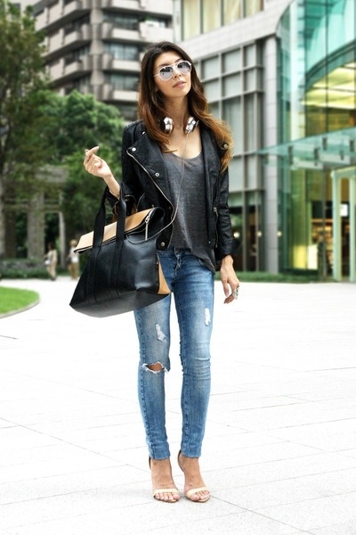 1. Áo khoác da: Chiếc áo khoác da sẽ là bổ trợ sắc sảo cho mọi set đồ của bạn. Áo khoác da mang đến vẻ ấn tượng và cực kỳ cá tính, bởi thế bạn chắc chắn sẽ không phải hối tiếc khi đầu tư một chiếc áo da cho tủ đồ của mình.