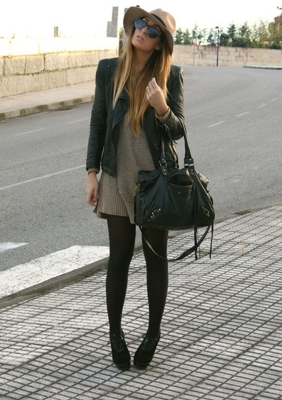 2. Váy len liền: Kiểu váy suôn bằng chất liệu len luôn mang lại cho bạn sự ấm áp, thoải mái, nữ tính và vẫn rất phong cách. Váy len liền dài, giày, và một đôi tất đen mỏng sẽ là một set đồ tuyệt vời cho những ngày se lạnh.