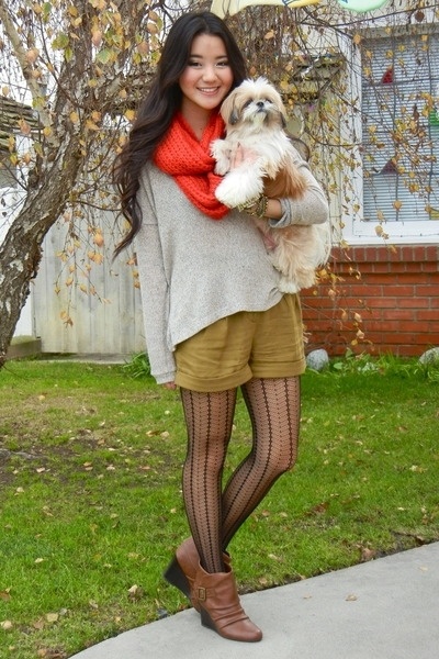 4. Khăn quàng cổ: Khăn quàng cổ chắc chắn là một trong những món đồ thời trang không thể thiếu cho bất kỳ ai những ngày mùa đông. Đồng thời nó cũng là phụ kiện giúp trang phục của bạn trở nên sành điệu và bắt mắt hơn. Với nhiều kiểu dáng và màu sắc khác nhau, bạn sẽ tha hồ lựa chọn cho mình một chiếc khăn phù hợp để giữ ấm cơ thể.