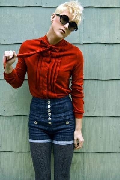 5. Quần tất len: Giữ ấm đôi chân là điều vô cùng quan trọng trong những ngày giá lạnh. Nhưng nếu bạn vẫn muốn được diện những chiếc váy hay quần sóc ngắn dễ thương thì quần tất len chính là lựa chọn lý tưởng cho bạn. Bạn có thể chọn những chiếc quần tết màu sắc xinh xắn để xua tan cái lạnh mùa đông.