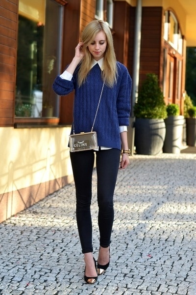 6. Quần jeans: Đây được xem là mẫu trang phục phổ biến nhất bởi tính tiện dụng và có thể sử dụng mọi lúc, mọi nơi. Quần jeans mang lại cho người mặc có được nét năng động, khỏe khoắn và hiện đại.