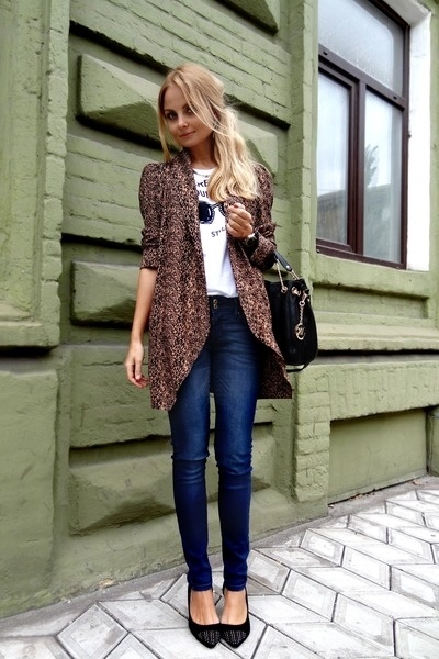 7. Áo khoác len: Cardigan là một xu hướng luôn được các bạn trẻ yêu thích. Dù là cardigan ngắn hay dài, bạn hãy mặc chúng với mọi thứ bạn có. Hay đơn giản chỉ là kết hợp cùng một chiếc áo phông, skinny jeans và giày cao gót. Set đồ này chắc chắn sẽ giúp bạn năng động và xinh đẹp hơn nhiều.