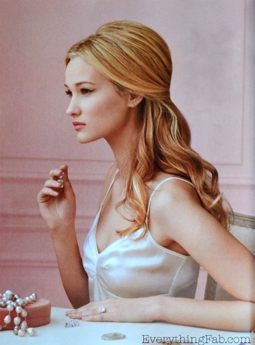 Trong những ngày mưa gió, kiểu tóc nhanh chóng nhất cho phái đẹp có lẽ là kiểu tóc buộc nửa đầu. Phần tóc phía trên đỉnh đầu được buộc gọn gàng với một chiếc dây chun hoặc nơ xinh xắn sẽ không bị rối tung khi gặp mưa gió.  Đây là cách tuyệt vời giúp tóc bạn vẫn giữ được một chút bồng bềnh, lãng mạn và dịu dàng.