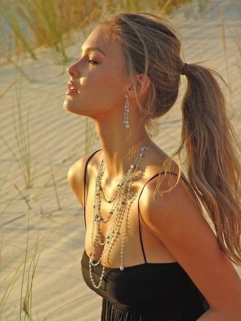 Kiểu tóc đuôi ngựa sẽ rất hợp với những ngày mưa bởi nó tạo nên sự gọn gàng, thanh thoát nhất cho bạn. Bạn cũng có thể biến tấu kiểu tóc đuôi ngựa bằng cách làm phồng phần tóc buộc phía sau một chút và làm rối phần tóc được thả dài ra. 