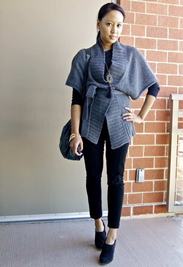 2. Màu đen: Màu đen có lẽ là màu sắc tốt nhất để tới văn phòng và không gây nhàm chán. Bạn có thể chọn nhiều loại vải màu đen phong cách. Một set đồ cùng tone màu đen với áo phông dài tay, quần vải lửng, giày cao gót kèm với chiếc cardigan dễ thương là một gợi ý cho bạn.