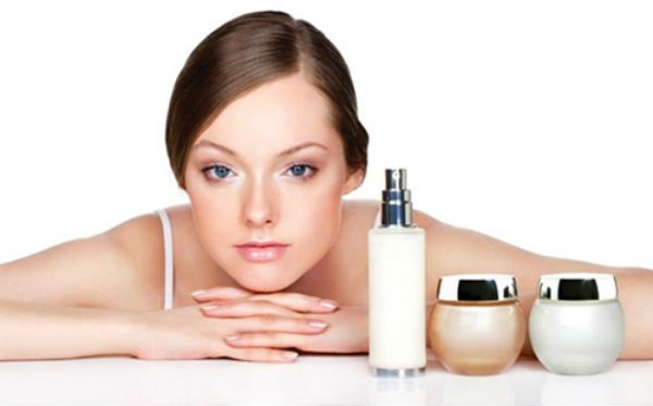 2. Sản phẩm chăm sóc da mới: Khi bạn chuyển đổi một sản phẩm tốt hơn cho da của mình, bạn cũng có nguy cơ bị dị ứng và nổi mụn. Vì thế nếu thấy da bạn không hợp với các sản phẩm chăm sóc da mới, hãy quay lại sử dụng sản phẩm bạn vẫn dùng ngay lập tức.