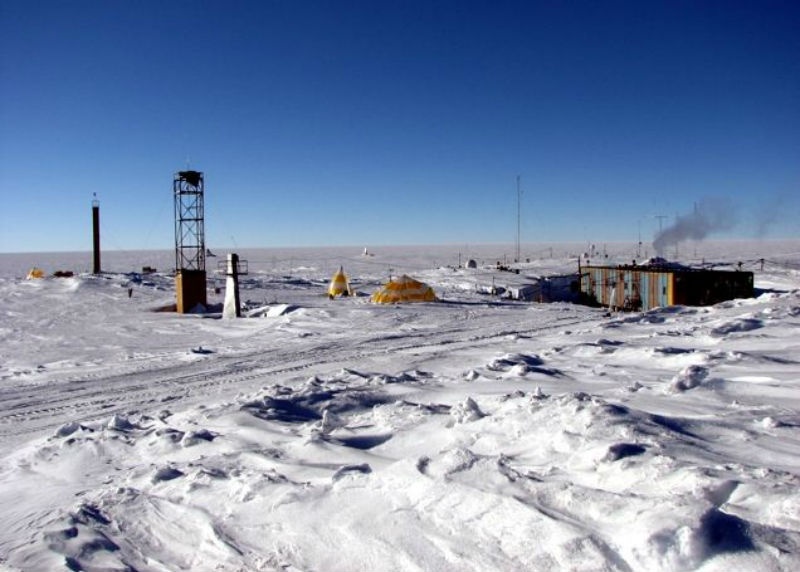 1. Vostok, Nam Cực: Vostok là một trạm nghiên cứu Nam Cực của Nga, nằm ở trung tâm phía đông Nam cực. Với nhiệt độ -128,6 F là một trong những nơi lạnh nhất trên thế giới. Đây là khu vực khó tiếp cận nhất ở Nam cực, nhưng lại là một trong những nơi tối ưu để quan sát những thay đổi khí quyển của Trái đất. Mùa hè thường có 25 nhà khoa học và kỹ sư nghiên cứu tại đây, mùa đông chỉ còn 13 người.