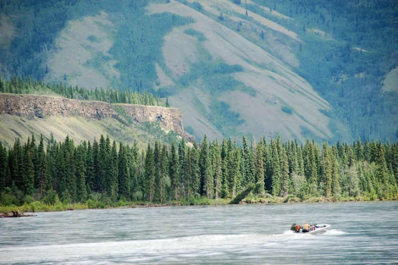 7. Fort Selkirk, Canada: Tháng giêng được coi là tháng lạnh nhất ở Fort Selkirk với nhiệt độ thấp nhất được ghi nhận là -58,9 °C. Fort Selkirk được coi là điểm dừng chân quan trọng dọc theo sông Yukon, nhưng nó không có đường bộ, nên muốn tới được đây, bạn chỉ có thể đi bằng thuyền hoặc máy bay trực thăng.
