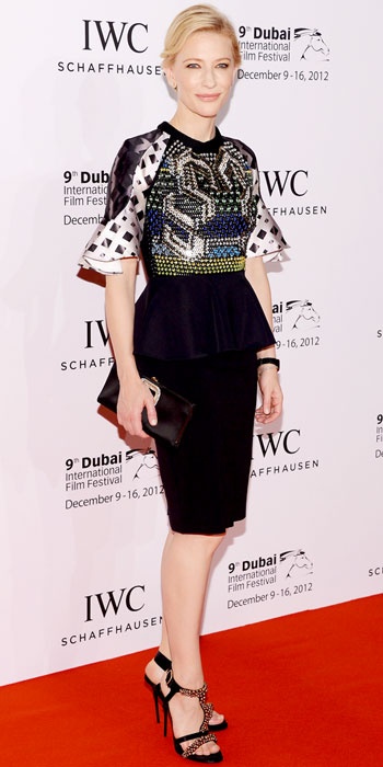 Cate Blanchett mix chiếc áo peplum của Peter Pilotto với chân váy bút chì màu đen và giày cao gót tạo nên vẻ đẹp thanh lịch vô cùng quyến rũ.