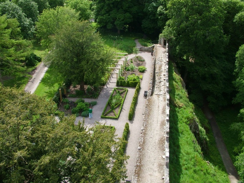 Đứng trên đỉnh của tòa lâu đài Blarney, bạn sẽ nhìn được toàn cảnh khu vườn cây xanh rộng 1000 mẫu Anh này. Poison Garden hấp dẫn du khách với cách bố trí hợp lý và không gian thoáng đãng.