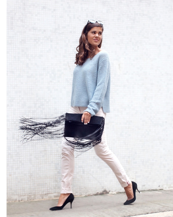 Nếu muốn sở hữu một chiếc clutch dây tua rua thật khác biệt, hợp mốt nhưng không quá tốn kém, bạn hoàn toàn có thể học theo cô nàng Geneva, một Blogger thời trang nổi tiếng của nước Úc, để tự tay làm lấy một chiếc túi thật độc đáo, ấn tượng cho riêng mình.