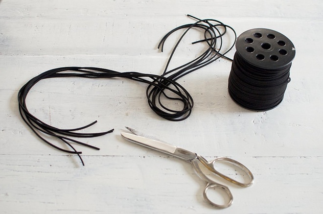 Dùng kéo cắt sợi dây da thành những đoạn dài bằng nhau.