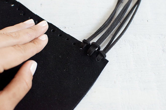 Lặp lại thao tác này với các lỗ tròn tiếp theo.