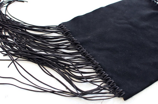 Sau khi hoàn tất 1 cạnh bên của chiếc túi, tiếp tục các thao tác tương tự cho cạnh còn lại.