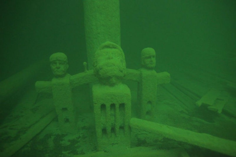 1. Con tàu ma (Ghost Ship), biển Baltic: Ghost Ship được tình cờ tìm thấy vào năm 2003 bởi một nhóm thủy thủ đang cố gắng tìm kiếm một chiếc máy bay Thụy Điển bị bắn rơi trong Thế chiến thứ II tại biển Baltic. Một cuộc khảo sát được thực hiện năm 2010 cho rằng con tàu này được xây dựng vào khoảng năm 1650 dùng để vận chuyển hàng hóa của Hà Lan. Ghost Ship được bảo quản khá tốt vì biển Baltic hiếm khi có sóng và độ mặn cực kỳ nhỏ.