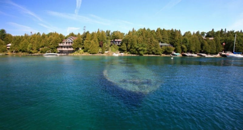 10. Sweepstakes, Ontario, Canada: Đây được coi là một trong những xác tàu cổ được bảo tồn tốt nhất thế giới, Sweepstakes hiện nay vẫn được thấy rõ dưới mặt nước ở vùng hồ gần Tobermony, Ontario. Được đóng năm 1867, Sweepstakes đã từng được sử dụng để vận chuyển than đá trong suốt 18 năm trước khi bị chìm tại Big Tub Harbor. 