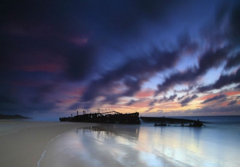 3. Maheno, đảo Fraser, Australia: Được xây dựng ở Scotland năm 1904, Maheno được sử dụng như một con tàu bệnh viện trong Thế chiến thứ I, sau đó thành tàu vận chuyển của Sydney và cuối cùng là tàu vận tải biển của Nhật Bản. Maheno bị nhấn chìm bởi một cơn lốc xoáy cực mạnh ngoài khơi biển đảo Fraser khi đang trên đường tới Osaka, Nhật Bản. Sau nhiều nỗ lực để cứu vớt con tàu nhưng thất bại, Maheno hiện tại bị bỏ hoang và thành điểm khám phá thú vị cho Bãi biển 75 Miles, Australia.