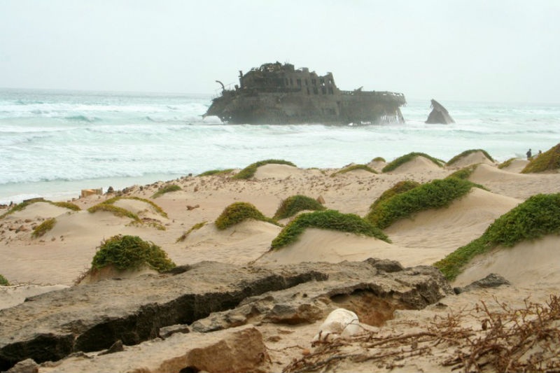 6. Cabo de Santa Maria, Boa Vista, Cape Verde: Cabo de Santa Maria là một con tàu chở hàng Tây Ban Nha đi du lịch tới Brazil, đột ngột bị chìm tại Cape Verde, cách đảo Sal Rei vài dặm. Hàng hóa trên tàu bị người dân địa phương lấy và rất may những người trên tàu đều không hề hấn gì. Hiện nay, do ảnh hưởng của gió, sóng dữ nên con tàu đang gần như hoàn toàn bị chìm hẳn xuống biển.