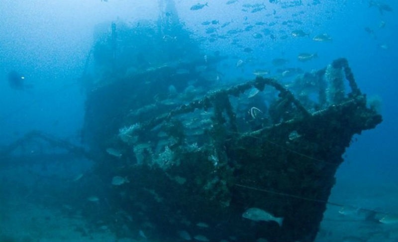 7. Yongala, Great Barrier Reef, Australia: Rặng san hô lớn không chỉ là địa danh du lịch biển nổi tiếng của Úc mà còn là nơi lưu giữ con tàu đắm Yongala, bị bão đánh chìm cách đây 100 năm, kéo theo số phận của 121 người. Chiếc tàu vẫn được nước biển bảo toàn hầu như nguyên vẹn ở độ sâu 30m ngoài khơi cách Town Sville 60km. Địa điểm chính xác của Yongala được đánh dấu bằng một chiếc phao khổng lồ.