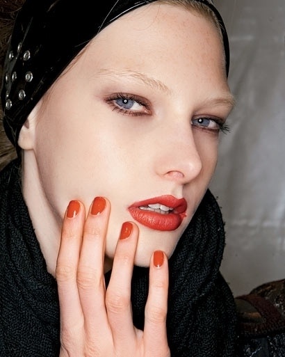 4. Nail: Bạn không thể bỏ qua gam màu đỏ khi chọn sơn màu móng cho mùa đông, từ đỏ nhạt, đỏ tươi tới đỏ đậm. Nó vừa sang trọng, vừa trẻ trung và dành cho mọi độ tuổi khác nhau. Nail đỏ sẽ mang lại một màu sắc vui vẻ cho một mùa buồn tẻ và ảm đạm của bạn đấy. 