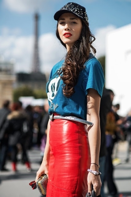 7. Váy bút chì: Váy bút chì là một cách tuyệt vời để mix tone màu đỏ vào mùa đông, đặc biệt phù hợp với công sở. Kết hợp váy bút chì đỏ với áo trắng, đen hoặc xanh phù hợp cùng đôi giày cao gót màu đen sẽ mang lại cho bạn một phong cách thời trang táo bạo mà vẫn chuyên nghiệp.