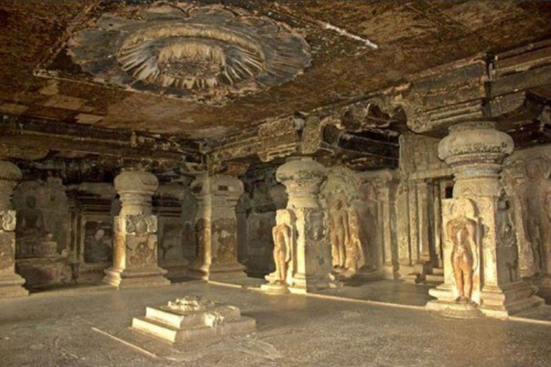 1. Hang Ajanta và Ellora, Ấn Độ: Là những hang động nổi tiếng nhất châu Á, Ajanta và Ellora có niên đại từ thế kỷ thứ 2 trước CN, chứa đựng 30 di tích Phật giáo khắc trên đá, là các minh chứng sống động nhất về nghệ thuật hội họa truyền thống của Ấn Độ, các tác phẩm điêu khắc về tôn giáo. Các bức bích họa, điêu khắc tuyệt vời đến từng chi tiết, thể hiện những kỹ năng nghệ thuật không tưởng của các thợ thủ công điêu khắc cổ đại.
