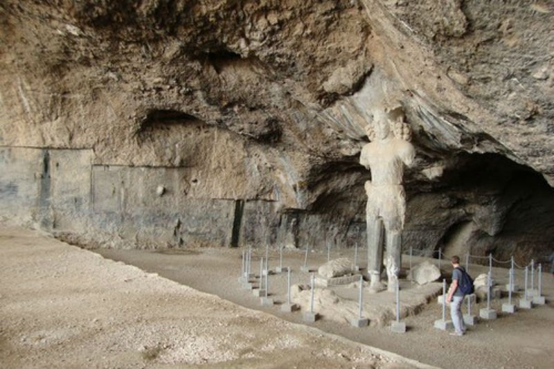 3. Hang động Shapur, Iran: Nằm nép mình trong dãy núi Zagros, cách thành phố Bishapur vài km, Shapur với 5 bậc thang lớn là nơi lưu giữ bức tượng khổng lồ của vua Shapur I, người cai trị thứ hai của đế chế Sassanid. Bức tượng cao 7m này được chạm khắc trên một phiến đá duy nhất và đã từng bị người Ả Rập phá hoại khi xâm lược Iran khoảng 1400 năm trước. Trải qua 14 thế kỷ bị vỡ và nằm dưới mặt đất, phải tới năm 1957, vua Shah Mohammad Reza Pahlavi đã khôi phục lại biểu tượng đáng tự hào của người Iran này.