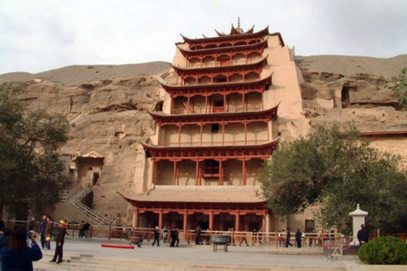 7. Hang Mạc Cao, Trung Quốc: Mạc Cao, hay còn gọi là Thiên Phật động hoặc hang Đôn Hoàng, được coi là kho lưu trữ có giá trị nhất về nghệ thuật Phật giáo trên thế giới. Việc khai quật hang động đã phát hiện ra hơn một nghìn ngôi đền được khởi công sớm nhất vào năm 366 sau Công Nguyên. Có 492 hang động còn tồn tại hiện nay là nơi bảo tồn tốt nhất cho các bức bích họa, vật điêu khắc độc đáo và đặc biệt là hơn 50 nghìn văn vật, tài liệu về Kinh thư, Phật giáo, tôn giáo, y học,...