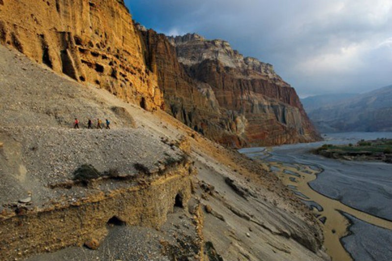 9. Những hang động trên bầu trời của nền văn minh Mustang, Nepal: Đây là 10.000 hang động nằm trên vách núi trong một hẻm núi của dãy Himalaya khổng lồ ở độ cao gần 50 tính từ mặt đất. Chúng thuộc về nền văn minh Mustang trước đây, một vương quốc cổ xưa nằm ở trung tâm Nepal. Các nhà khảo cổ cho rằng hệ thống hang động này được xây dựng từ hàng ngàn năm trước đây, nhưng mục đích xây dựng hang động vẫn còn là một bí ẩn. Một số bức tranh trên các hang động đã bị xói mòn do sự khắc nghiệt của thời gian.