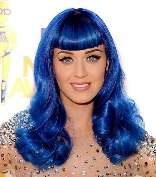 Nói đến màu xanh hoàng gia, chắc chắn bạn nghĩ đến một nữ siêu anh hùng hay điển hình là cô ca sĩ xinh đẹp và cá tính Katy Perry. Tuy nhiên, đây cũng là màu tóc nhuộm phai rất nhanh, đòi hỏi bạn phải chăm sóc cẩn thận nếu muốn giữ màu tốt.