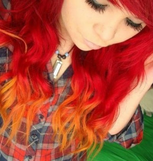 Màu đỏ cháy chắc chắn sẽ được những cô nàng cá tính mạnh mẽ thích mê vì sự nổi loạn của nó. Bạn có thể kết hợp nhuộm ombre với màu cam ở đuôi tóc, sẽ cực kỳ ấn tượng đấy.
