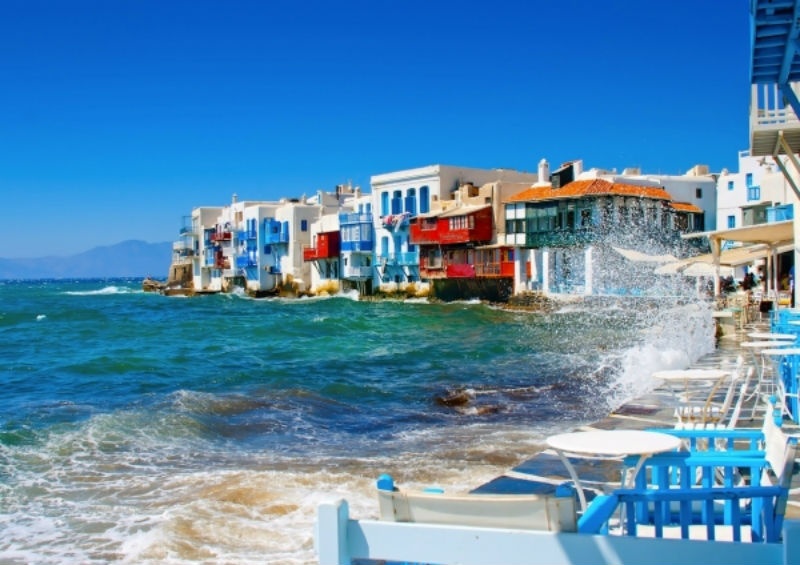 1. Mykonos, Hy Lạp: Mykonos nổi tiếng bởi cảnh đẹp thiên nhiên, nền văn hóa và tôn giáo đa dạng hay những di tích khảo cổ học, thậm chí nó cũng là địa điểm mua sắm lý tưởng cho các tín đồ thời trang. Bên cạnh đó, chắc chắn bạn sẽ thích thú với cuộc sống về đêm ở đây khi hòa mình vào các câu lạc bộ ngoài trời hay những quán bar bên bờ biển náo nhiệt. Ảnh: Allwomanstalk.