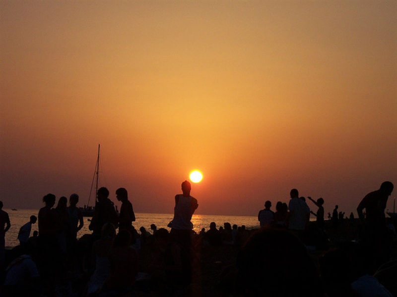 4. Ibiza, Tây Ban Nha: Ibiza được biết đến với những bữa tiệc hoành tráng, các câu lạc bộ nổi tiếng như Pascha, Space hay Cafe del Mar. Bên cạnh đó, nó còn sở hữu những bãi biển với phong cảnh tuyệt đẹp, một lịch sử và nền văn hóa Tây Ban Nha cực kỳ đa dạng. Ibiza thực sự là điểm vui chơi hoàn hảo cho những du khách sành điệu. Ảnh: Touropia.