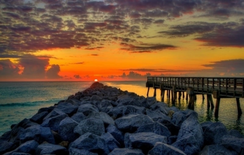 5. Bãi biển Miami, Mỹ: Miami là nơi pha trộn thú vị giữa mọi tầng lớp, từ các ngôi sao, nhân vật nổi tiếng đến những người dân bình thường. Cuộc sống về đêm ở bãi biển Miami không giống như bất kỳ nơi khác. Nhiều quán bar, câu lạc bộ phong cách quy định nghiêm ngặt về cách ăn mặc, đảm bảo mọi thứ nghiêm chỉnh. Ảnh: Allwomanstalk.