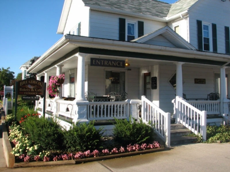 2. Shipshewana, bang Indiana: Cuộc sống của ngôi làng Amish xinh đẹp ở thị trấn Shipshewana thật giản dị và yên ả. Tới đây, bạn sẽ được tham gia vào công việc làm vườn hay nấu nướng với một gia đình địa phương. Bạn sẽ ngạc nhiên khi thấy bộ sưu tập ô tô Hudson cổ đồ sộ ở một nơi mà người dân không dùng xe cơ giới, thay vào đó là di chuyển bằng ngựa và chó. Trước khi rời khỏi Shipshewana, bạn hãy đến khu chợ bản địa để mua những chiếc bánh truyền thống cực ngon của họ.