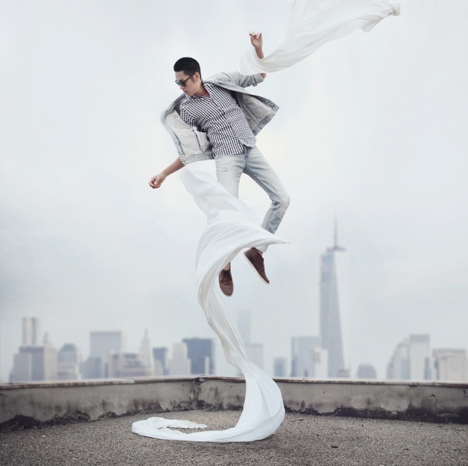 Những bức ảnh thời trang của Mike Quyen luôn tràn đầy năng lượng, từ cách tạo dáng độc và lạ, cho đến những kiểu phối trang phục sang trọng, giàu cảm hứng nghệ thuật.