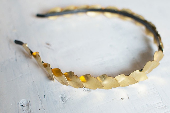 Tiếp tục xếp lớp và đính các chiếc lá kim loại lên chiếc cài tóc. Chỉ vài phút đơn giản, bạn đã có ngay 1 chiếc cài tóc trang trí lá ánh kim thật yêu.