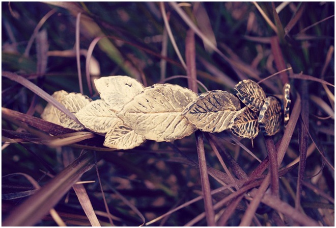 Sau đây là 2 cách hướng dẫn khá đơn giản để bạn có thể tự tay làm lấy chiếc cài tóc lá ánh kim thật xinh cho mình.