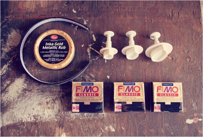 Cách 1. Các nguyên liệu bạn cần chuẩn bị là 1 chiếc băng cài tóc bản to, vài miếng đất sét, khung tạo kiểu hình chiếc lá với nhiều kích thước khác nhau, bột keo màu ánh kim, keo dán.