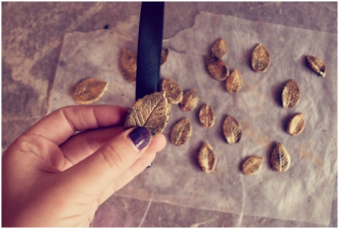 Cuối cùng, thoa keo ở mặt sau của chiếc lá và dán lá xen kẽ lên trên băng cài tóc.