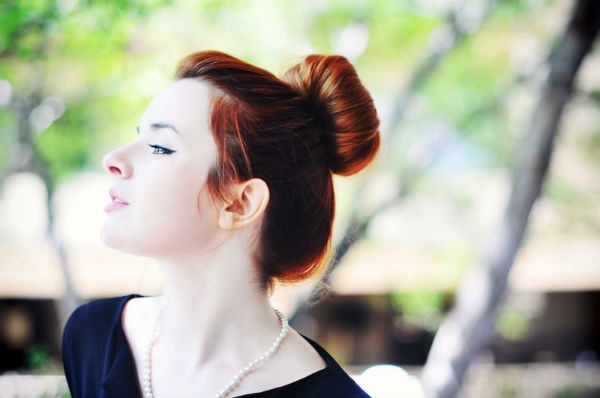 1. Tóc búi độn tròn: Kiểu tóc búi độn bằng dụng cụ Sock Bun sẽ mang lại cho phái đẹp sự dễ thương, duyên dáng ở công sở. Đầu tiên là bạn phải buộc tóc bạn thành tóc đuôi ngựa cao, luồn tóc qua Sock Bun và cuốn tròn xung quanh dụng cụ độn này. Chỉnh lại búi tóc một chút rồi cố định bằng kẹp ghim.