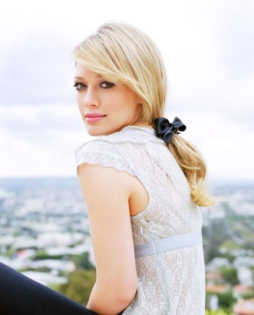 2. Tóc đuôi ngựa cổ điển: Nếu bạn sở hữu một mái tóc dài và đang muốn tạo một kiểu tóc đẹp để tới văn phòng, kiểu tóc đuôi ngựa cổ điển chính là một cách tuyệt vời để giữ cho tóc luôn gọn gàng và sạch sẽ mà vẫn thời trang. Bạn có thể buộc kiểu đuôi ngựa thấp và để cả lọn tóc lệch sang một bên vai. Sẽ ấn tượng lắm đấy.