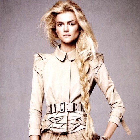 3. Tóc tết lỏng: Đây là một kiểu tóc mà các cô nàng công sở cực kỳ yêu thích. Bạn sẽ không mất quá nhiều thời gian để thực hiện kiểu tóc này, hơn thế nữa nó cũng rất gọn gàng và phù hợp với mọi bộ đồ công sở của bạn.