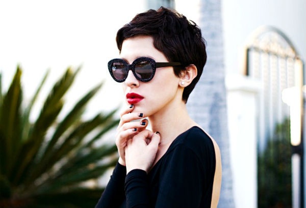 5. Tóc pixie: Kiểu tóc pixie thể hiện sự táo bạo và cá tính trong con người bạn, nhưng cũng không kém phần tinh nghịch. Bạn có thể thoải mái để thẳng hay làm xoăn với mái tóc pixie của mình vì nó vẫn có độ dài đủ vừa để tạo kiểu. Với kiểu tóc này, bạn nên trang điểm nhẹ nhàng và nhấn vào đôi môi đỏ quyến rũ.