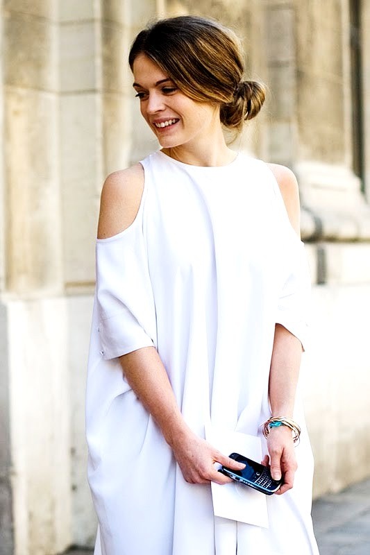 7. Búi thấp kiểu chignon: Vẫn là một kiểu búi nhưng búi chignon này rất trẻ trung và sang trọng. Kiểu này phù hợp với những người sở hữu mái tóc xoăn. Bạn buộc tóc đuôi ngựa thấp rồi cuốn tóc kiểu vặn thừng, tạo thành búi tóc chignon. Rất đẹp và đơn giản đó.