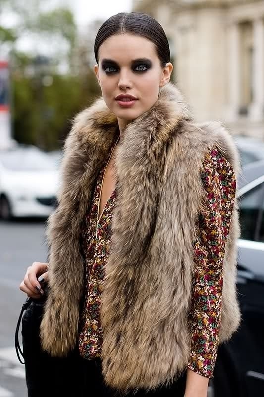 7. Không make up quá đậm: Mặc dù điều này không liên quan tới những bộ trang phục, nhưng việc makeup trong buổi hẹn đầu tiên cực kỳ quan trọng. Trang điểm để làm nổi bật hơn những đường nét xinh đẹp trên gương mặt mình chứ không phải là cách để bạn che giấu chúng. Vì vậy hãy trang điểm làm sao để anh ấy có thể thấy được vẻ đẹp tự nhiên và hấp dẫn nhất trên khuôn mặt bạn.