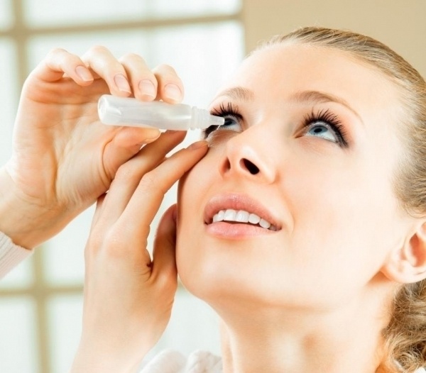 6. Thuốc nhỏ mắt: Đây là một cách trị liệu nhanh chóng, sẽ giúp giảm vết đỏ trên mặt. Nhưng điều tuyệt vời khi giảm mẩn đỏ của mụn là mụn sẽ trông nhỏ hơn. Mặc dù cách điều trị này chỉ có tác dụng trong một vài giờ, đây vẫn là phương pháp tuyệt vời trước khi bạn tham gia vào một sự kiện quan trọng nào đó.