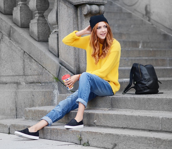 3. Áo len, pull maxi và quần boyfriend, baggy ca rô. Ngoài layer, cô nàng tóc đỏ Ebba cũng rất chuộng cách mix trang phục đơn giản, tinh tế nhưng phải thật nổi bật. Đơn cử như kiểu phối hợp rất bình thường giữa áo len phom rộng truyền thống với quần boyfriend hiện đại. Sự đối lập giữa các gam màu sáng sẽ giúp bạn trông sinh động, tràn sức sống hơn giữa trời đông u ám.