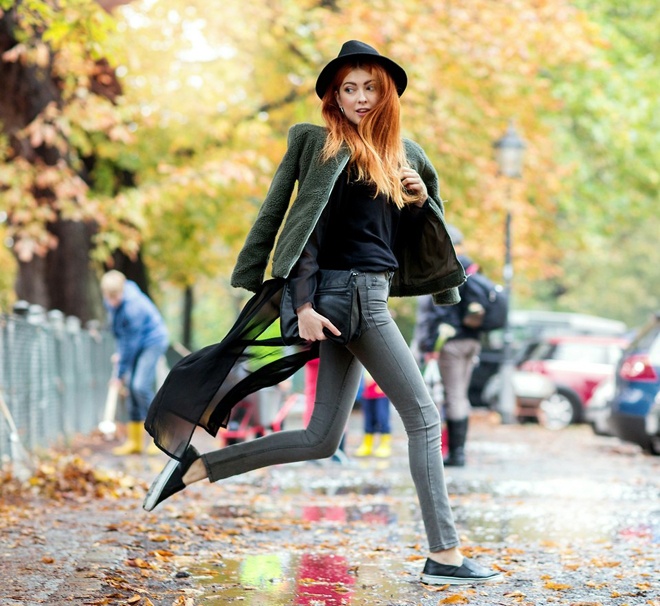 Cách kết hợp tầng lớp dài ngắn này tạo nên nét duyên rất quyến rũ trong mỗi bước đi của cô nàng đỏm dáng, vì vạt áo hay vạt khăn dài phất phơ trong gió tạo nên sức hút khó cưỡng cho những ánh nhìn xung quanh.